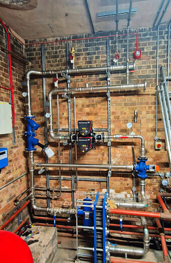 https://plumberrivervale.com.au/uploads/2025/06/commercial-plumbing-923198.jpg